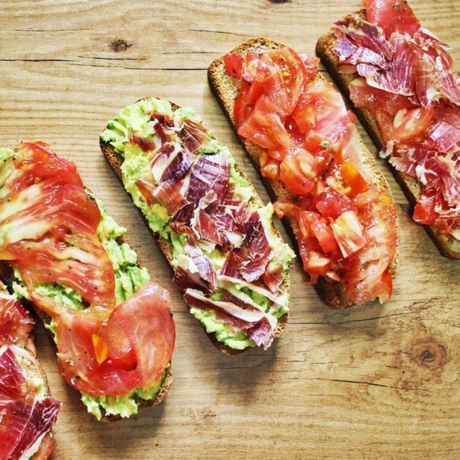 Tosta aguacate con jamón ibérico
