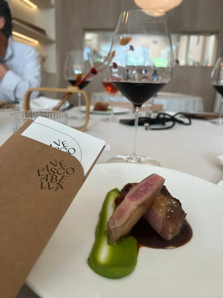 Chuleta de cerdo ibérico Blázquez con cebolla roja, menta y cilantro